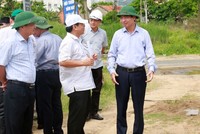 Ông Tạ Anh Tuấn, Chủ tịch UBND tỉnh Phú Yên (bìa phải) trong chuyến kiểm tra địa điểm dự kiến quy hoạch xây dựng nhà ở Trang Chủ KL99Com Số 1 Link Đăng Ký KL999 tại phường Hòa Vinh, thị xã Đông Hòa. Ảnh: Ngọc Hoàng.