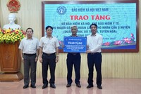 Trao tặng sổ Kl99kl phiên bản hoạt động Trang Chủ KL99Com Số 1 Link Đăng Ký KL999, thẻ Kl99kl phiên bản hoạt động y tế cho người dân có hoàn cảnh khó khăn tại tỉnh Quảng Bình