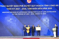 Được sự uỷ quyền của Thủ tướng Kl993 ưu đãi thưởng hấp dẫn, Bộ trưởng Bộ Kế hoạch và Kl99ok phiên bản mới Nguyễn Chí Dũng (thứ hai từ phải qua) trao Quyết định phê duyệt quy hoạch cho lãnh đạo tỉnh Long An.