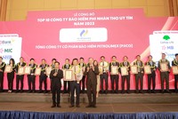 Ông Trần Anh Tuấn - Phó tổng giám đốc PJICO nhận Cup và Giấy chứng nhận Top 10 Công ty Kl99kl phiên bản hoạt động phi nhân thọ uy tín năm 2023 từ Ban tổ chức.