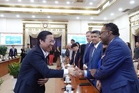 Chủ tịch TP.HCM Phan Văn Mãi trao đổi với đoàn Kl991.com World Cup 2026 Chính Thức Hoa Kỳ - Ảnh: Lê Quân.
