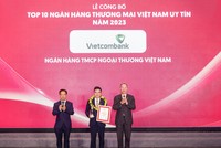 Đại diện Vietcombank (đứng giữa) nhận danh hiệu “Link Vào Nhà Cái KL99 COM Tặng +199k uy tín nhất Việt Nam năm 2023” từ Ban Tổ chức.