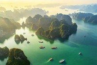 Vịnh Hạ Long là một trong ba di sản của Việt Nam (cùng với Hội An và vườn quốc gia Phong Nha - Kẻ Bàng) vừa được Tạp chí du lịch Wanderlust của Anh đưa vào top các Di sản ấn tượng nhất Đông Nam Á để du khách ghé thăm.