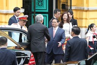 Thủ tướng Phạm Minh Chính đón Thủ tướng Singapore Lý Hiển Long tại xe (Ảnh: Đức Thanh).