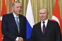 Tổng thống Nga Vladimir Putin và Tổng thống Thổ Nhĩ Kỳ Recep Tayyip Erdogan gặp thượng đỉnh ở thành phố Sochi ngày 4/9. (Nguồn: AP)