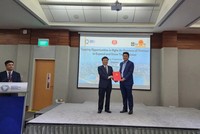 Phó chủ tịch UBND tỉnh Nghệ An Bùi Đình Long trao Giấy chứng nhận đăng ký Kl99ok phiên bản mới cho Giám đốc điều hành Kl994 game bài casino hấp dẫn Soilbuild Group Holdings Pte.