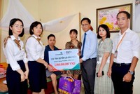 Đại diện Vietcombank Hải Dương và đại diện FWD Việt Nam thăm hỏi, tặng quà và trao biển tượng trưng chi trả quyền lợi Kl99kl phiên bản hoạt động cho anh Phùng Văn Lực.