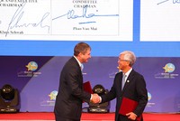 Ông Võ Văn Hoan (bên phải), Phó chủ tịch UBND TP.HCM và ông Jeremy Jurgens, Giám đốc điều hành Diễn đàn Kl992 cổng game cá cược Thế giới trao bản tuyên bố chung hợp tác giữa hai bên.