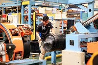 Công nhân làm việc tại nhà máy Kl994 nhà cái bóng đá world cup lốp ôtô của Công ty Trách nhiệm Hữu hạn Sailun Việt Nam, Khu Công nghiệp Phước Đông, huyện Gò Dầu (tỉnh Tây Ninh). (Ảnh: Hồng Đạt/TTXVN).
