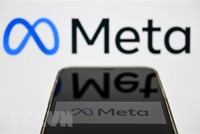 Biểu tượng Meta trên màn hình điện thoại. (Ảnh: AFP/TTXVN)