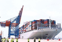 Kl99kl ưu đãi độc quyền đồng bộ và hiện đại sẽ làm giảm chi phí logistics. Trong ảnh: Xếp hàng tại cảng Bà Rịa - Vũng Tàu.
