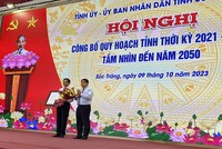 Bộ trưởng Bộ Kế hoạch và Kl99ok phiên bản mới Nguyễn Chí Dũng trao Quyết định quy hoạch tỉnh Sóc Trăng cho Chủ tịch UBND tỉnh Sóc Trăng Trần Văn Lâu.