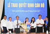 Bà Phan Kiều Thanh Hương (đứng giữa), tân Phó Giám đốc Sở Nội vụ TP.HCM cho biết sẽ cố gắng hết sức để hoàn thành tốt nhiệm vụ (ảnh: N.X)