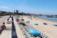 Bờ kè biển. (Ảnh: Phạm Cường/TTXVN)