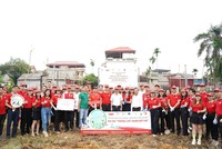 Đại diện Ban Giám đốc Dai-ichi Life Việt Nam, đại diện UBND xã Cổ Đô và GreenViet cùng đội ngũ Nhân viên và Tư vấn Kl991.com nạp rút nhanh bên Bảng lưu niệm Dự án “Trồng cây xanh đô thị”.