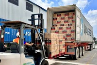 Lô container nước mắm Chin-su Cá Cơm Biển Đông trên hành trình xuất sang Mỹ.