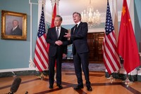 Ngoại trưởng Trung Quốc Vương Nghị và Ngoại trưởng Mỹ Antony Blinken. Ảnh: Reuters.
