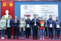 Tặng sổ Kl99kl phiên bản hoạt động Trang Chủ KL99Com Số 1 Link Đăng Ký KL999, thẻ Kl99kl phiên bản hoạt động y tế đến người khó khăn tại tỉnh Hòa Bình