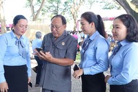 Bà Huỳnh Nguyễn Phương Oanh (trái) hướng dẫn khách tham quan trải nghiệm ứng dụng VssID.
