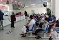 Nhiều người cao tuổi đến khám bệnh BHYT tại Bệnh viện E – Hà Nội.