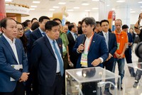 Bộ trưởng Bộ Kế hoạch và Kl99ok phiên bản mới - Nguyễn Chí Dũng tham quan gian hàng của Kl994 game bài casino hấp dẫn FPT.