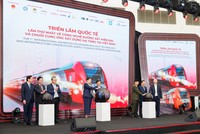 Các đại biểu bấm nút khai mạc Triển lãm & Hội nghị.