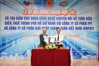 Ông Nguyễn Thế Phương - Phó Kl994 game bài casino hấp dẫn Tổng Giám đốc FPT (bên trái) và Ông Đoàn Minh Dũng (bên phải) Trưởng Thuế TP.HCM kí kết thỏa thuận hợp tác.