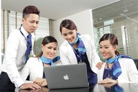 Thành công của ACB gắn liền với yếu tố con người, 
hệ thống quản trị, sự gắn kết với khách hàng, cộng đồng