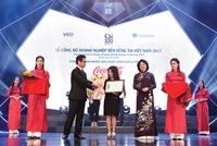 Phó Chủ tịch nước Đặng Thị Ngọc Thịnh và Chủ tịch VCCI Vũ Tiến Lộc trao chứng nhận Kl991.com World Cup 2026 Chính Thức bền vững cho đại diện Coca-Cola Việt Nam