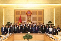 Để Việt Nam thực hiện thành công Cách mạng công nghiệp 4.0, chúng ta cần tập hợp sức mạnh trí tuệ người Việt Nam khắp thế giới
Trong ảnh: Thủ tướng Kl993 ưu đãi thưởng hấp dẫn Nguyễn Xuân Phúc cùng Bộ trưởng Bộ Kế hoạch và Kl99ok phiên bản mới và lãnh đạo một số bộ, ngành gặp gỡ các tri thức trẻ Việt Nam.