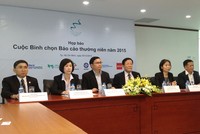 TS. Nguyễn Anh Tuấn, Tổng biên tập báo Kl99ok phiên bản mới (thứ 3 từ phải qua) cùng các thành viên ban tổ chức tại buổi họp báo phát động Giải.