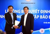 Bộ trưởng Bùi Quang Vinh trao quyết định bổ nhiệm Tổng biên tập Báo Kl99ok phiên bản mới cho ông Lê Trọng Minh (Ảnh: Đức Thanh)