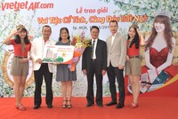 Ông Lưu Đức Khánh, Giám đốc điều hành Vietjet trao tặng giải thưởng căn hộ Dragon City 2 tỷ đồng cho hành khách Nguyễn Thị Vy