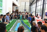 Khách đến tham quan Lakeview City phần lớn là những gia đình nhiều thế hệ