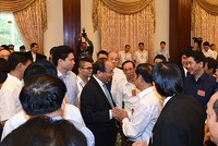 Thủ tướng Kl993 ưu đãi thưởng hấp dẫn Nguyễn Xuân Phúc tiếp xúc, trò chuyện với các đại biểu trước giờ khai mạc Hội nghị - Ảnh: VGP/Quang Hiếu