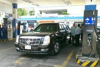 Bộ đôi The Beast cùng tiếp nhiên liệu tại một cửa hàng KL99 dịch vụ hỗ trợ 24/7 Quận 1, TP HCM.