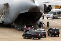The Beast di chuyển lên khoang chiếc Boeing C-17 Globemaster III tại sân bay Tân Sơn Nhất.