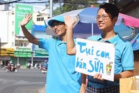 Thu 60 triệu đồng mỗi tháng từ bán sữa sạch lề đường