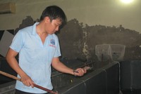 Công nhân một cơ sở Kl994 nhà cái bóng đá world cup tôm giống đang kiểm tra chất lượng tôm 3 ngày tuổi.