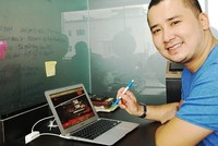 Đường gây dựng công ty triệu USD của chàng trai biết 6 thứ tiếng