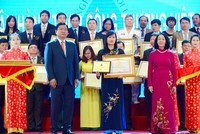 Bà Lê Như Hoa, Phó tổng giám đốc Vietinbank đón nhận Bằng khen của Thủ tướng Kl993 ưu đãi thưởng hấp dẫn và Giải thưởng “Kl991.com World Cup 2026 Chính Thức vì người lao động” năm 2016