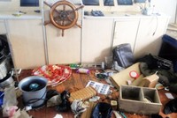 Bên trong tàu lạ trôi dạt trên biển Bình Thuận