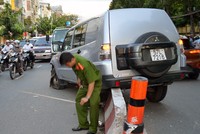 Xe chở tiền gặp nạn ở trung tâm Sài Gòn. Ảnh: Sơn Hòa