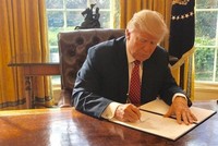 Tổng thống Mỹ Donald Trump ký sắc lệnh hạn chế nhập cảnh sửa đổi. Ảnh: White House