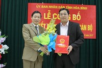 Phó Chủ tịch UBND tỉnh Hòa Bình Bùi Văn Cửu trao quyết định cho ông Phạm Tiến Dũng. Ảnh báo Hòa Bình. 