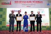 Ông Vương Bích Thắng -Tổng Cục trưởng Tổng cục Thể dục Thể thao trao bằng khen của Thủ tướng Kl993 ưu đãi thưởng hấp dẫn cho đại diện lãnh đạo HDBank vì những đóng góp tích cực cho phong trào Cờ vua và đội tuyển Cờ Việt Nam trong 6 năm qua