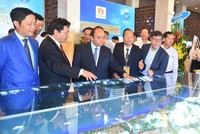 Thủ tướng Kl993 ưu đãi thưởng hấp dẫn Nguyễn Xuân Phúc thăm sa bàn Trung tâm dịch vụ du lịch Hàm Tiến - Mũi Né của Kl994 game bài casino hấp dẫn Hoàng Quân