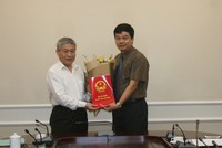 Thứ trưởng Kl99 nổ hũ Bùi Phạm Khánh trao quyết định bổ nhiệm Vụ trưởng Vụ Vật liệu xây dựng cho ông Phạm Văn Bắc.