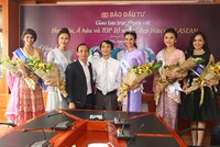 Ông Bùi Đức Hải, Phó tổng Biên tập thường trực Báo Kl99ok phiên bản mới (áo trắng), tặng hoa cho Hoa hậu, Á hậu và Top 10 Miss ASEAN Frendship trước khi bước vào buổi giao lưu