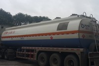 Xe bồn chở 40.000 lít dung môi bị bắt quả tang tại Công ty Thanh Ngũ. Ảnh:Nguyễn Hải.